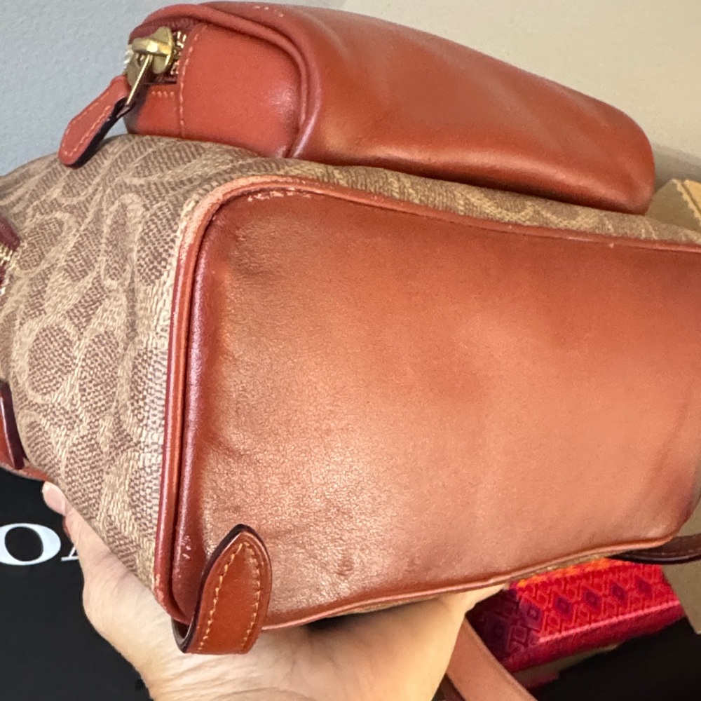 Women must have!☺️❤️Coach Tan and Brown Signature Backpack - Picture 12 of 15